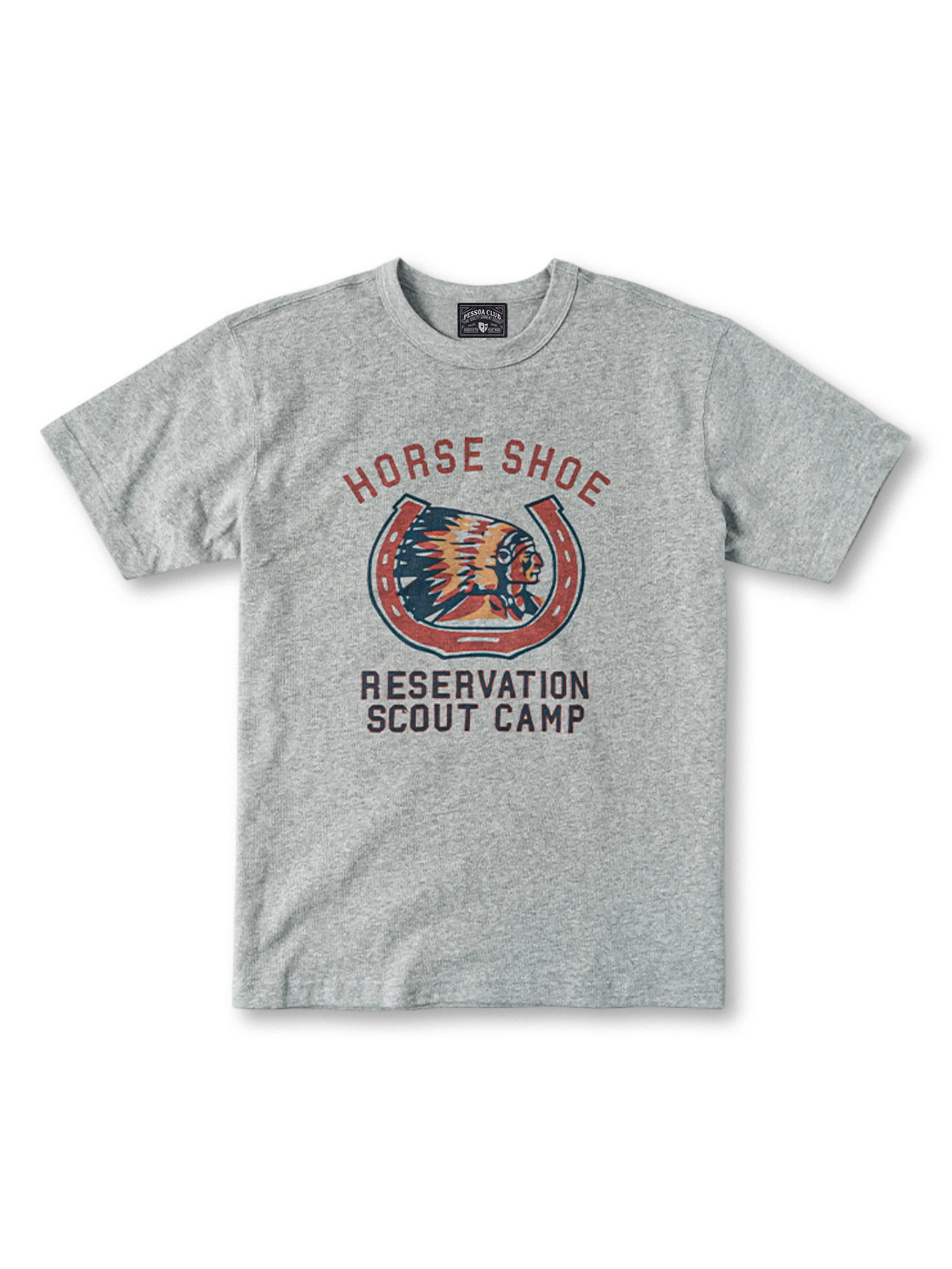 手描きタッチのビンテージ風「HORSE SHOE Reservation Scout Camp」グラフィックを配した厚手コットン素材のクルーネックTシャツ。耐久性のあるダブルステッチ仕上げで男女兼用。