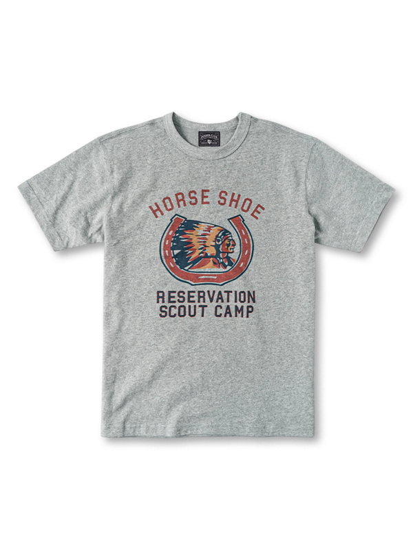 手描きタッチのビンテージ風「HORSE SHOE Reservation Scout Camp」グラフィックを配した厚手コットン素材のクルーネックTシャツ。耐久性のあるダブルステッチ仕上げで男女兼用。