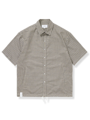 ブラウン基調の千鳥格子柄、白抽し紐付き、ポリエステル綿混紡生地の日本風ゆったりシャツ