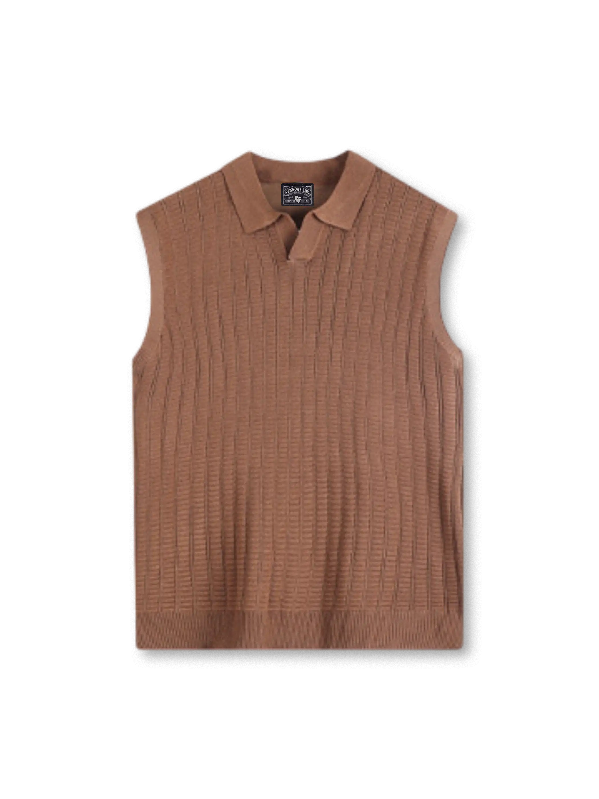 アイスシルクニットベストの全身ビュー、立体リブ編みテクスチャーとクルーネックディテールを強調。