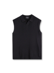 アイスシルクニットベストの全身ビュー、立体リブ編みテクスチャーとクルーネックディテールを強調。
