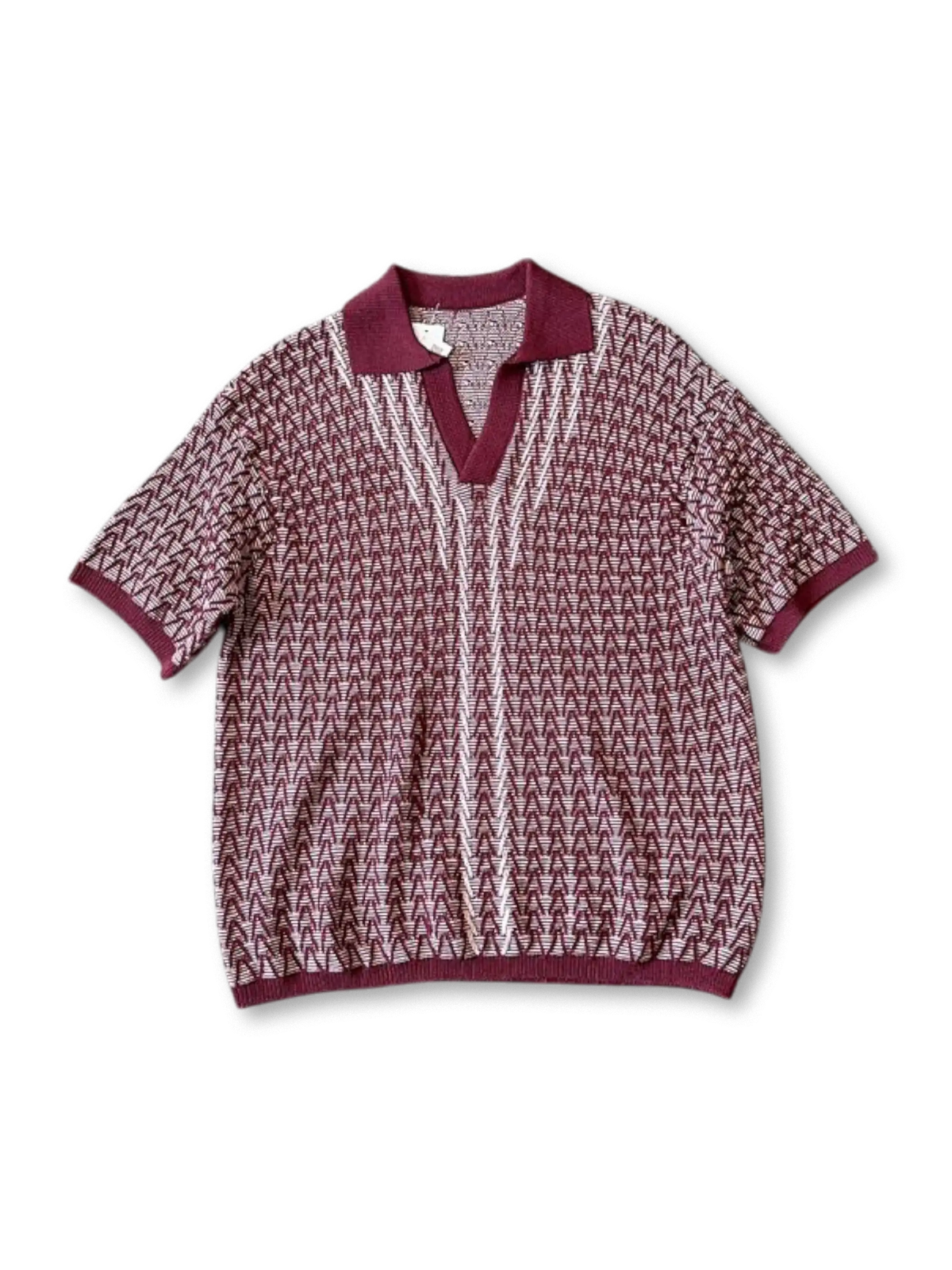 ジャカード編みとVネックが特徴のアイスシルク素材ポロシャツ。涼しく快適な着心地で多彩なコーデに対応。