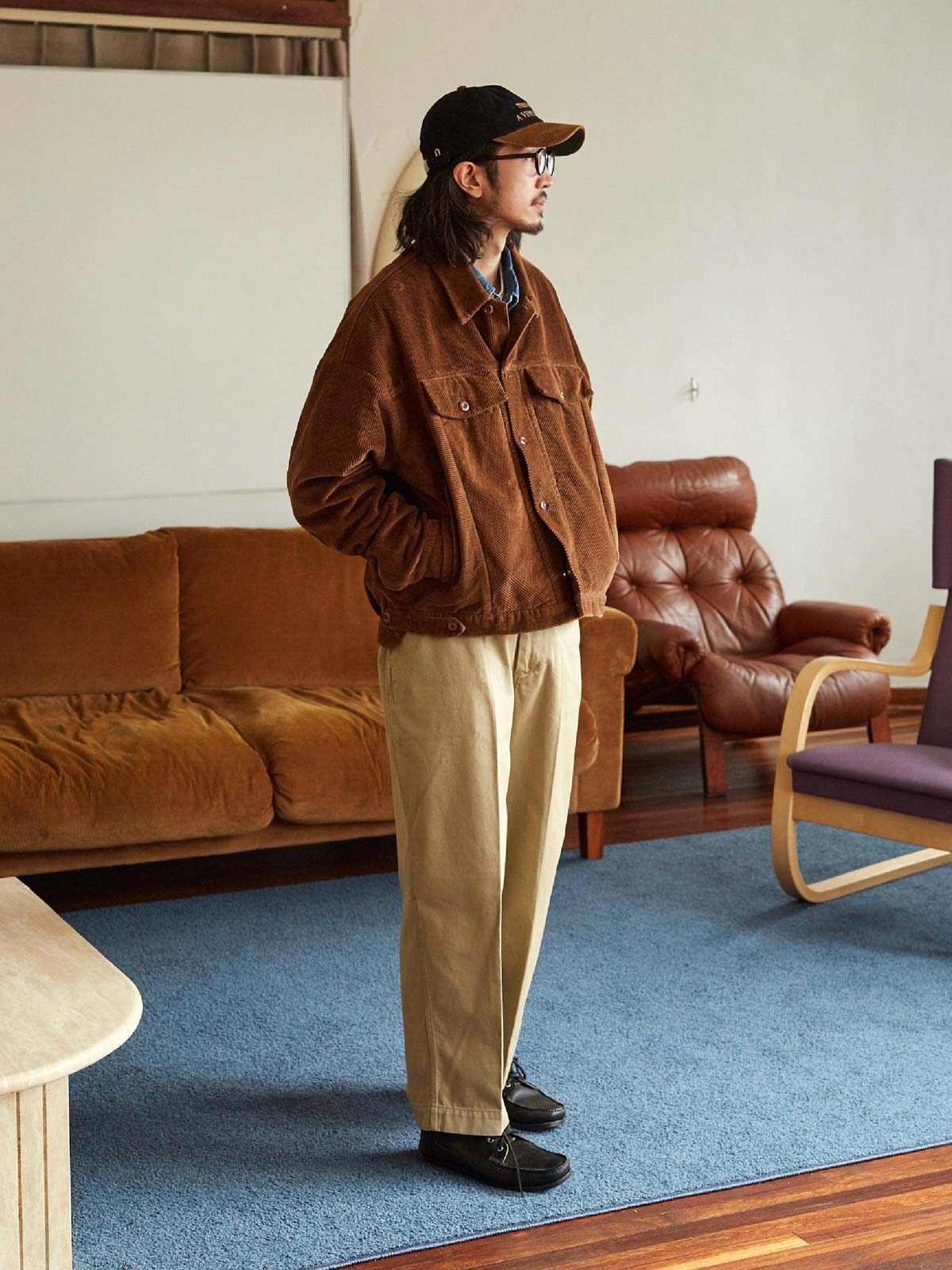 1950年代に登場したこのスタイルは、ジーンズカルチャーとともに流行し、耐久性と実用性を兼ね備えたアメリカンカジュアルのアイコンとなりました。
