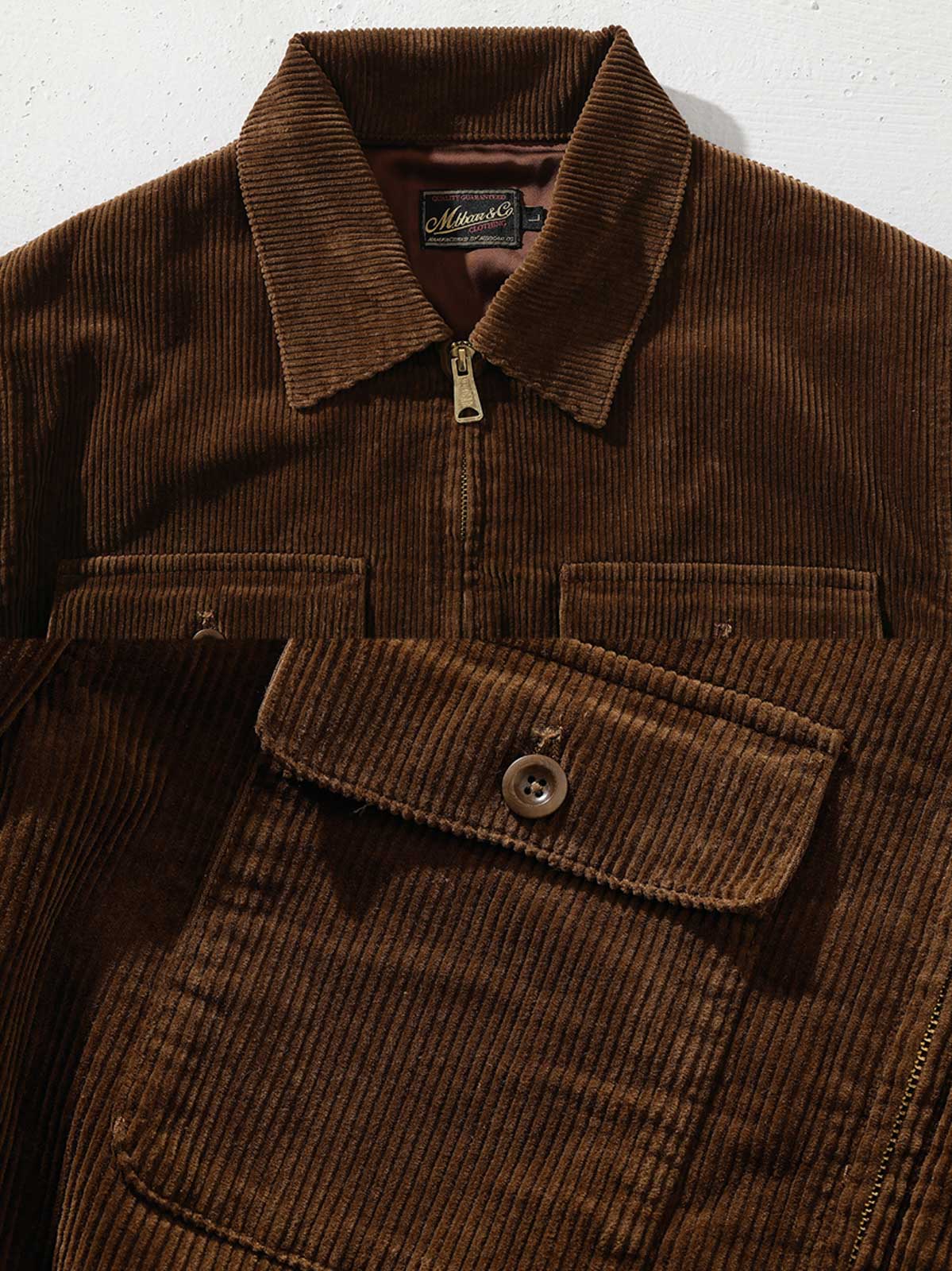 胸前の大きなフラップポケットとコーデュロイ素材のディテール - 秋冬のエレガントなスタイル