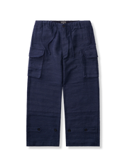 白いドットが散りばめられたインディゴ混紡生地と大きなサイドポケットを備えた改良型M47ブルースラックス。