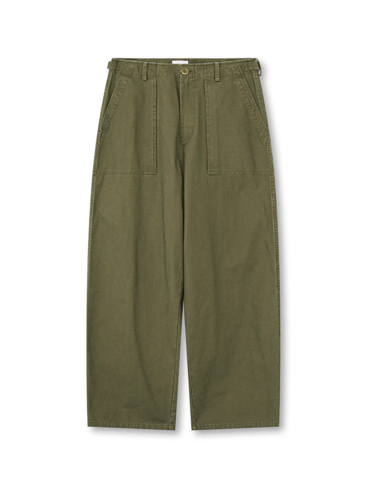 竹節織りと大容量ポケットが映えるユーティリティパンツ