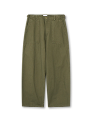 竹節織りと大容量ポケットが映えるユーティリティパンツ