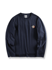 胸元にインディアンモチーフの刺繍があしらわれた100%コットンロングスリーブTシャツの全体像。