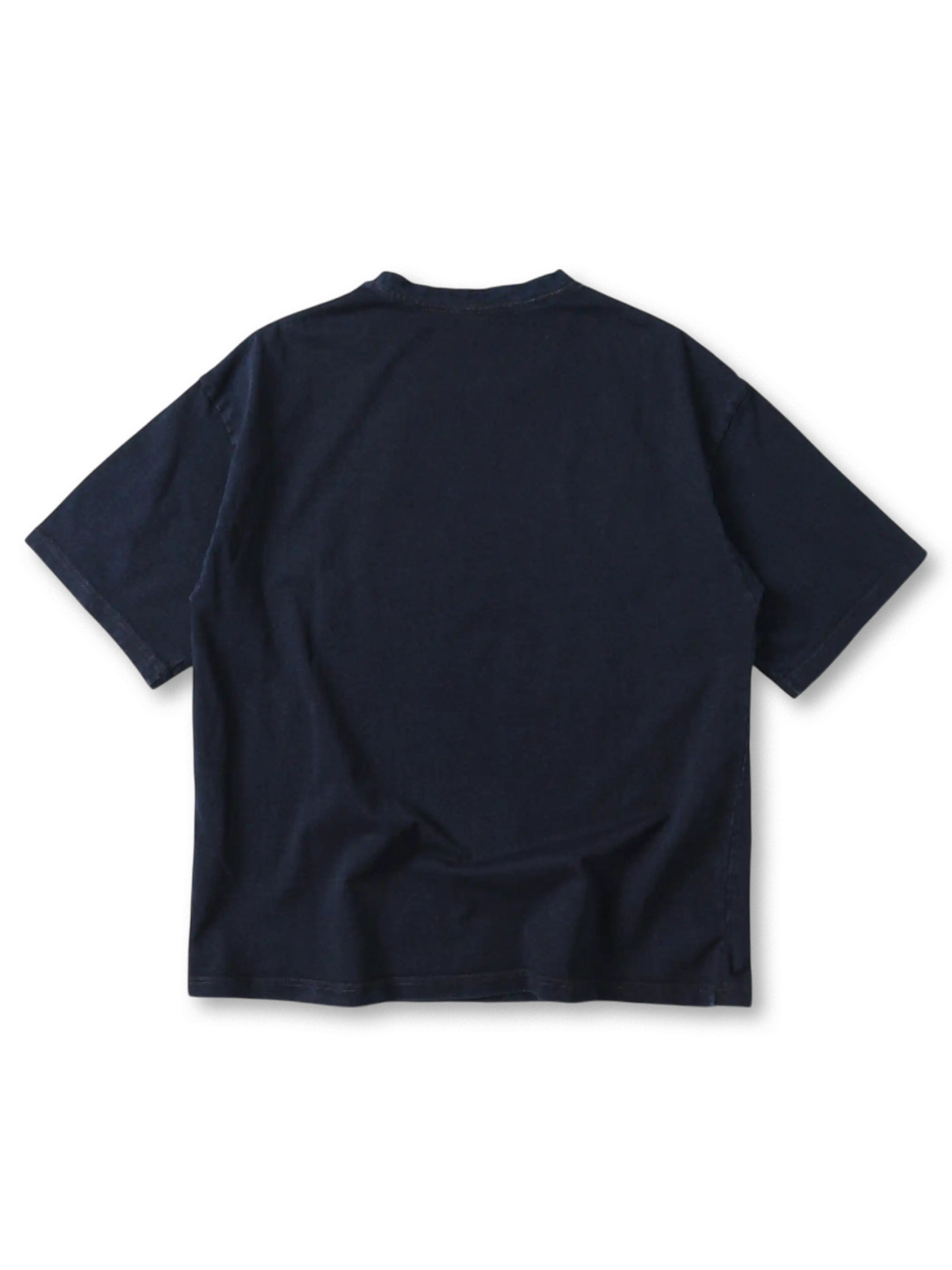 インディゴ刺し子サークルTシャツの全身ビュー、手縫いの円形刺し子ステッチを強調。