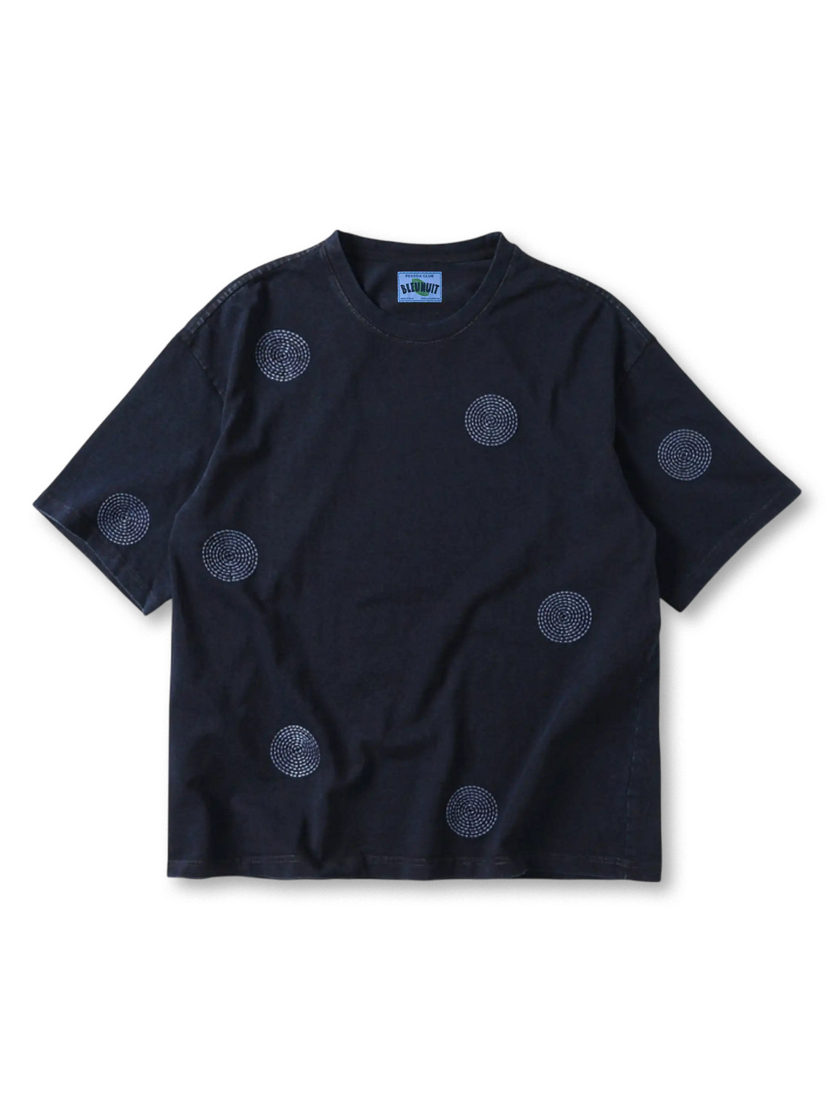 サークル刺し子と藍染のユーズド感が映えるTシャツ