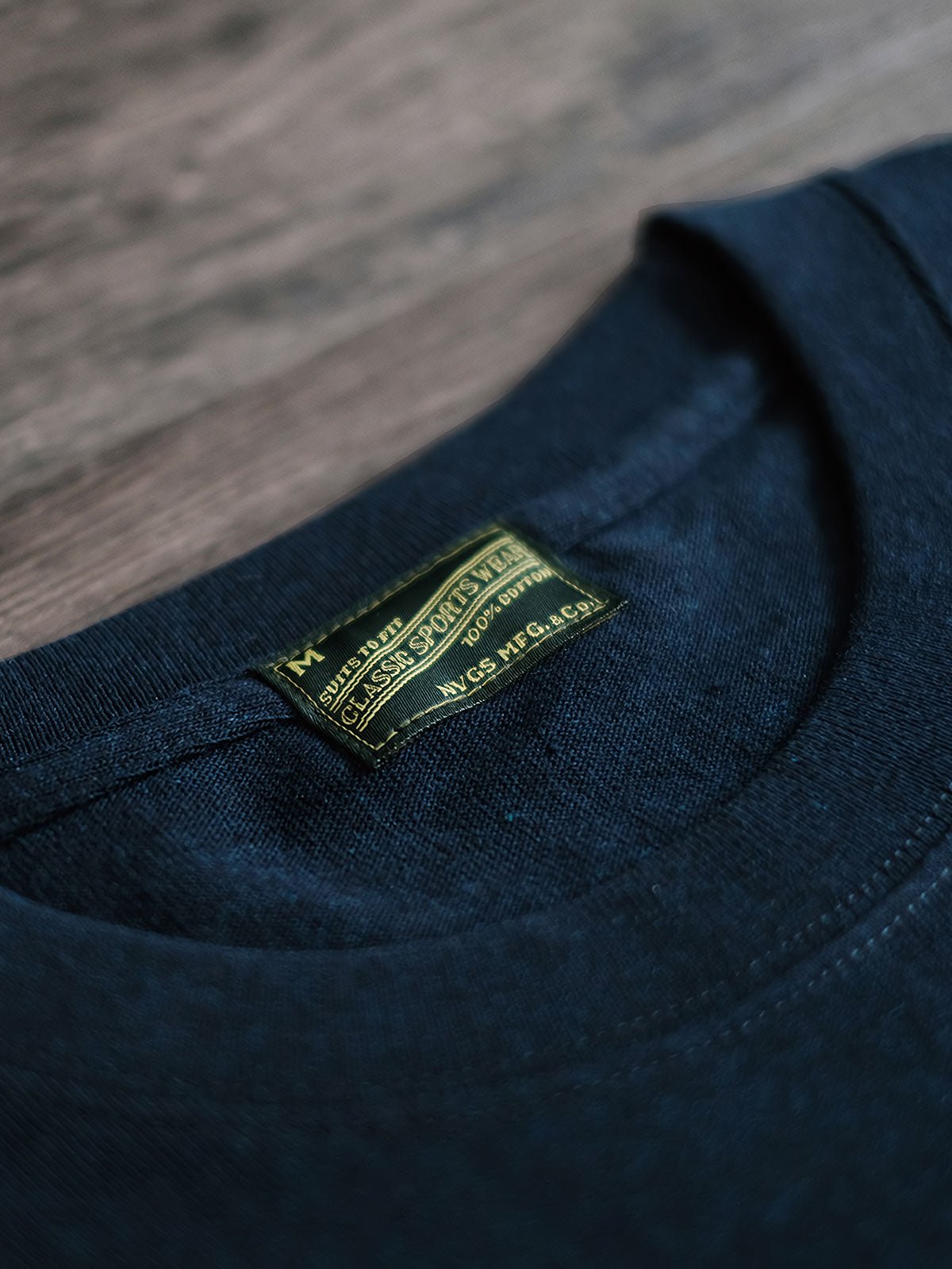 Indigo Teeのヘビーウェイトピュアコットン素材とシームレスな筒織構造の展示が示され、その独特な魅力を強調しています。