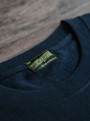 Indigo Teeのヘビーウェイトピュアコットン素材とシームレスな筒織構造の展示が示され、その独特な魅力を強調しています。