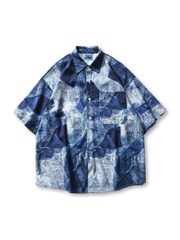 抽象的なインディゴパターンを全面プリントしたオープンカラーシャツ