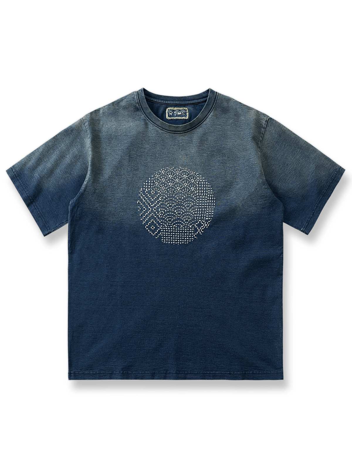 インディゴ染のグラデーションと刺し子アートが施されたコットンTシャツ