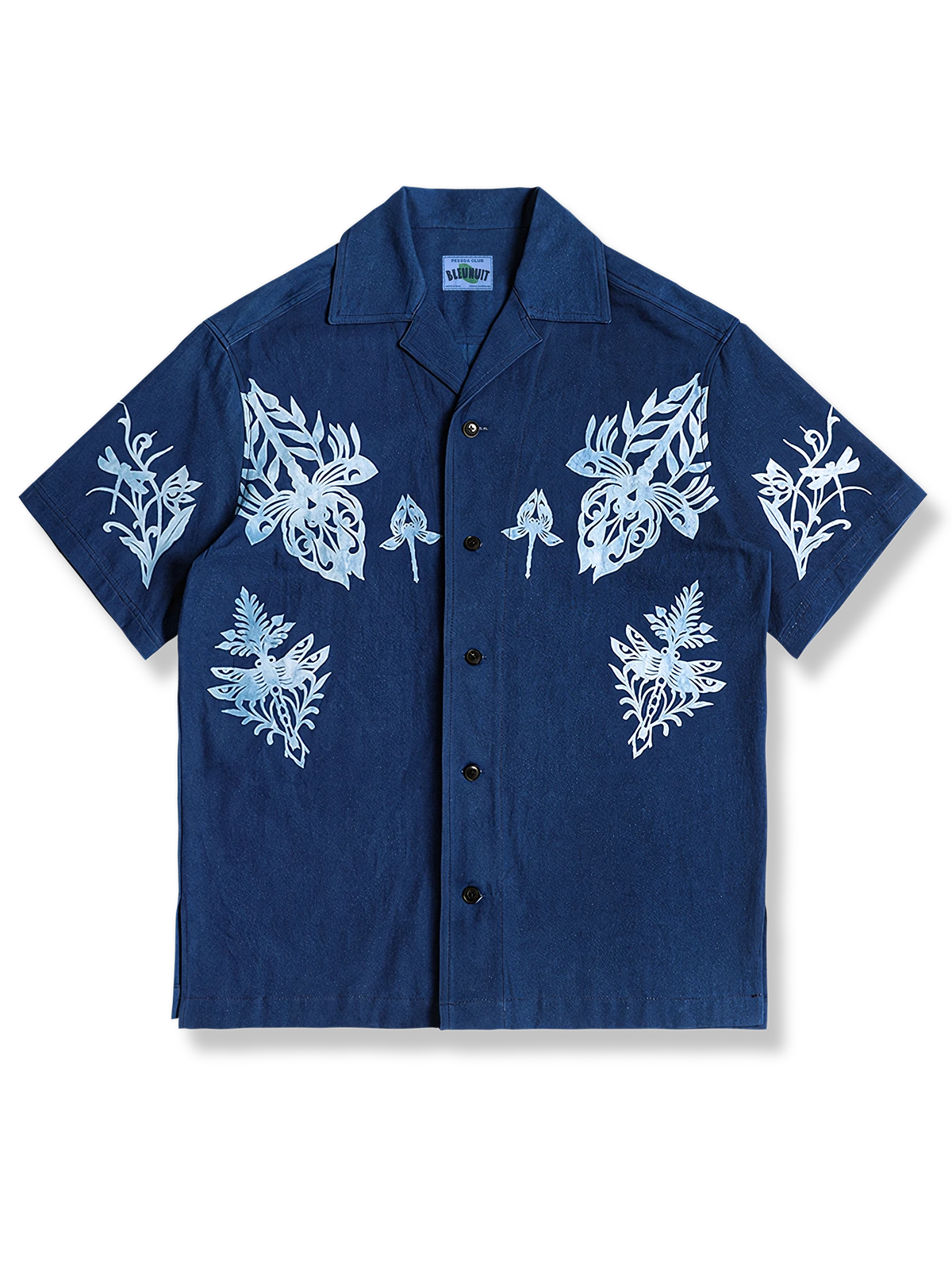 手染め藍染とトンボ抜染が特徴の靛藍色キューバカラーシャツ、ゆったりシルエットとレトロトンボ柄デザイン