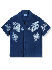 手染め藍染とトンボ抜染が特徴の靛藍色キューバカラーシャツ、ゆったりシルエットとレトロトンボ柄デザイン