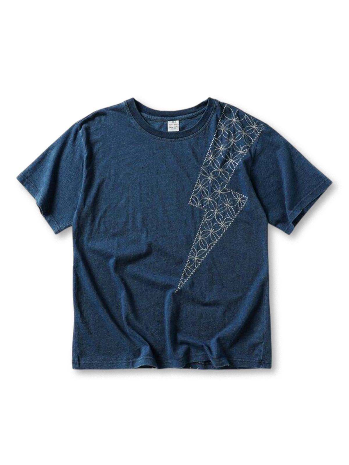 藍染めと稲妻刺繍が特徴のショートスリーブTシャツ