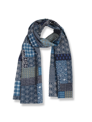 インディゴ染めのコットンリネン混紡マフラー、ヴィンテージ調プリント入り。