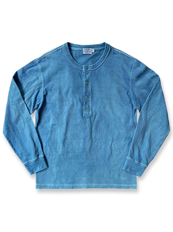 藍染めを重ねたヘンリーネック長袖Tシャツ。藍果実ボタンとゆったりシルエット、経年変化が楽しめるデザイン