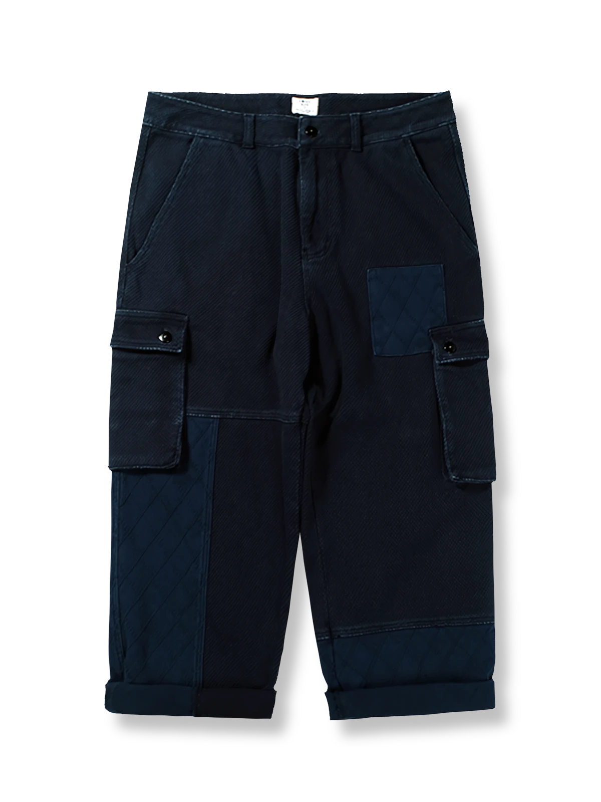 藍染めパッチワーク刺し子カーゴパンツの全体正面画像、パッチワークと樹脂ボタンのディテール。