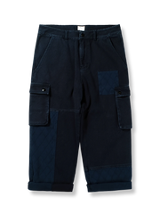 藍染めパッチワーク刺し子カーゴパンツの全体正面画像、パッチワークと樹脂ボタンのディテール。