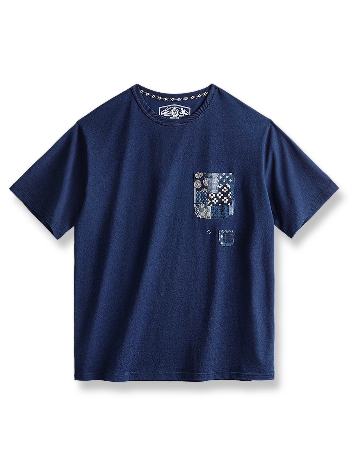 藍染めと古布ポケットが特徴のヴィンテージ風Tシャツ