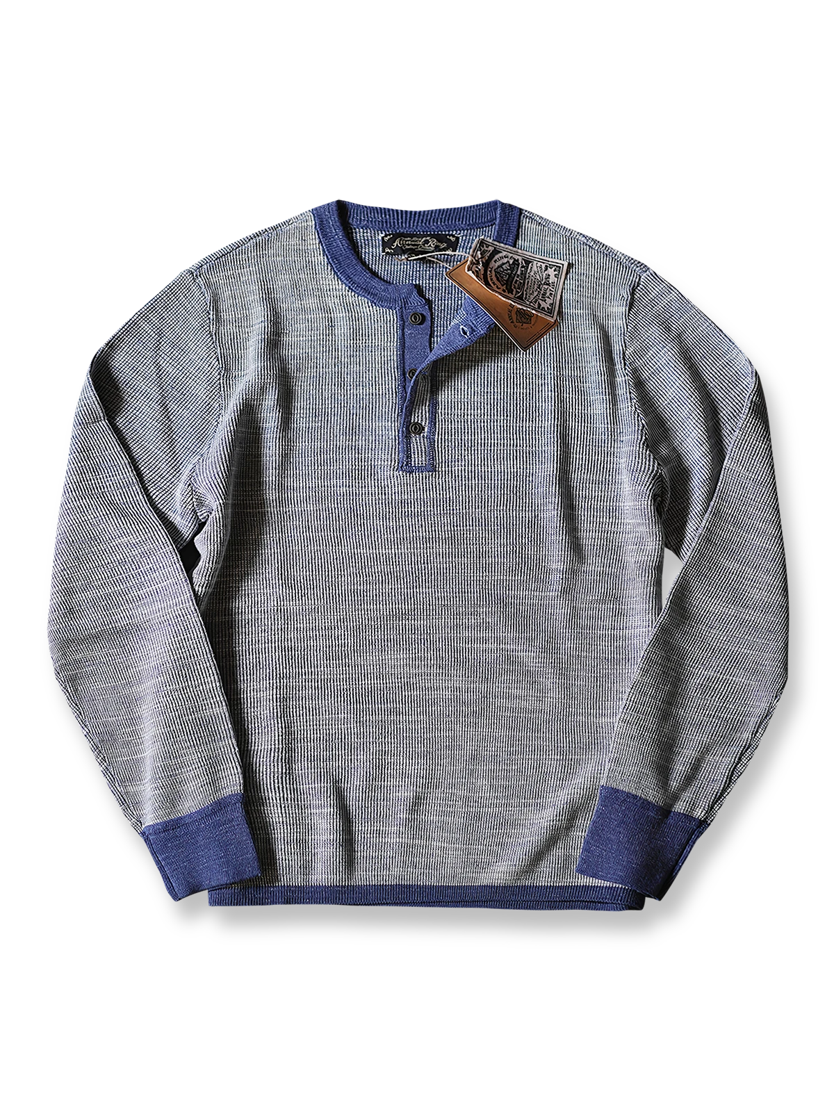 インディゴミックスカラーとクリームイエロー糸が織り成すスラブテクスチャーのヘンリーネック長袖ニット。