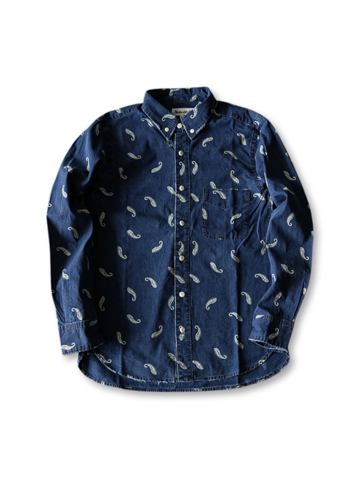 1940年代ペイズリー柄着想の純綿インディゴ製シャツ。天然果実ボタンと細かいステッチ付き。