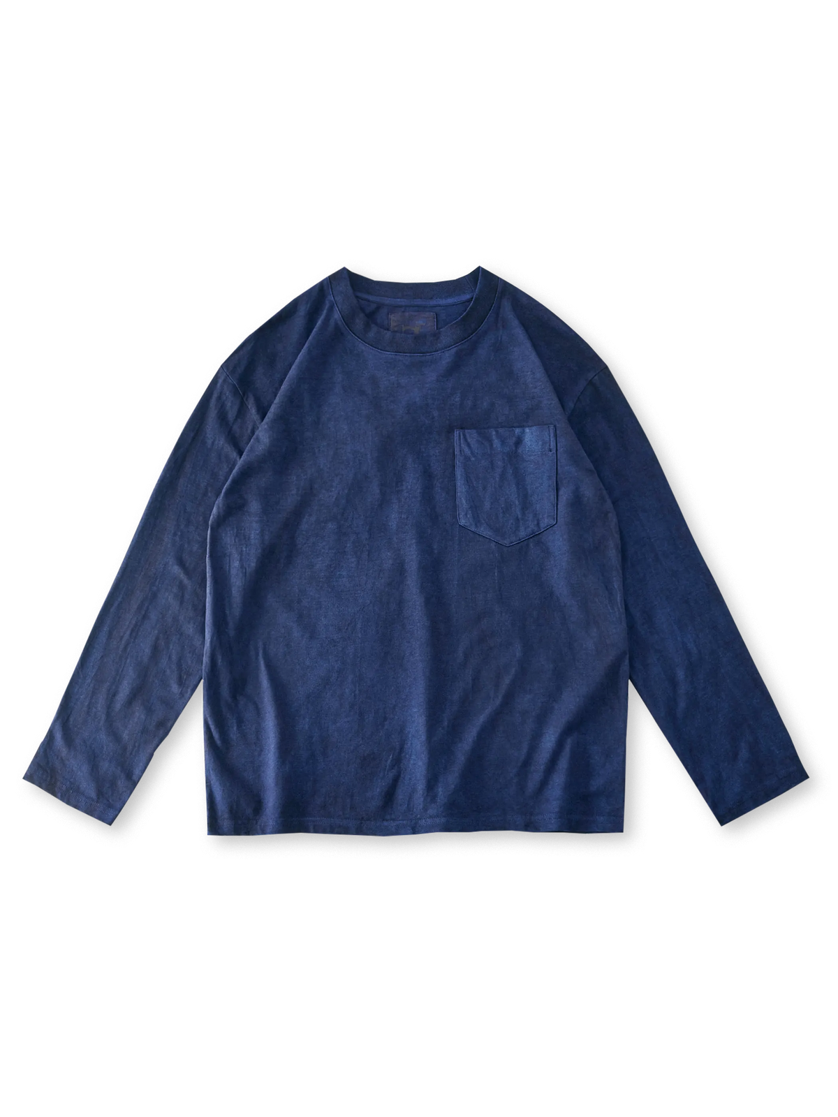 アメリカ産長繊維コットンの250gヘビーウェイト天竺生地を使用し、植物藍染とウォッシュ加工で仕上げたルーズなドロップショルダーのロングスリーブTシャツ。