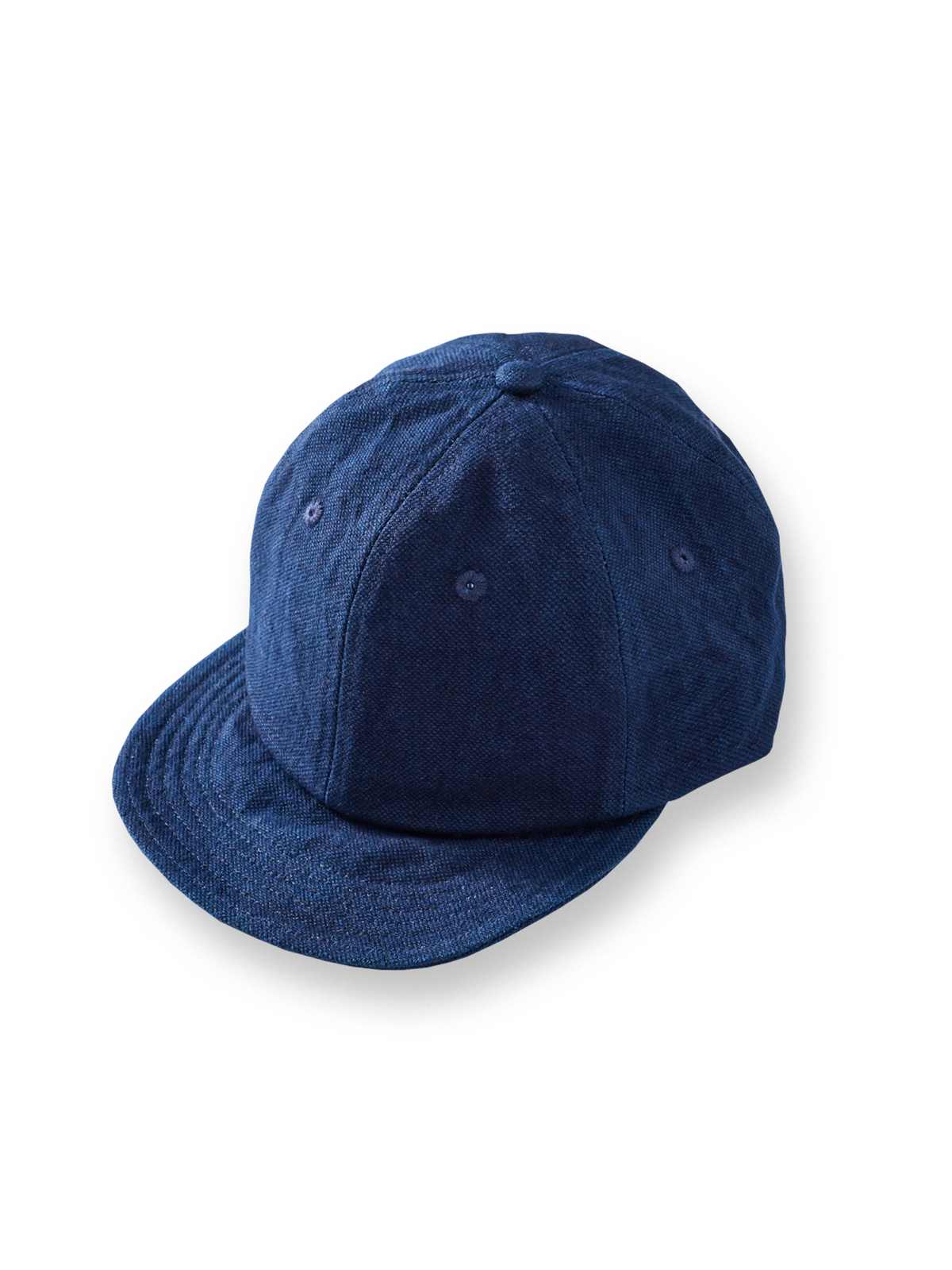380gリネンコットン混紡生地を使用し、職人が植物藍染を施したインディゴブルーのショートブリムベースボールキャップ。サイズ調節可能で通気性に優れた快適なキャップ。