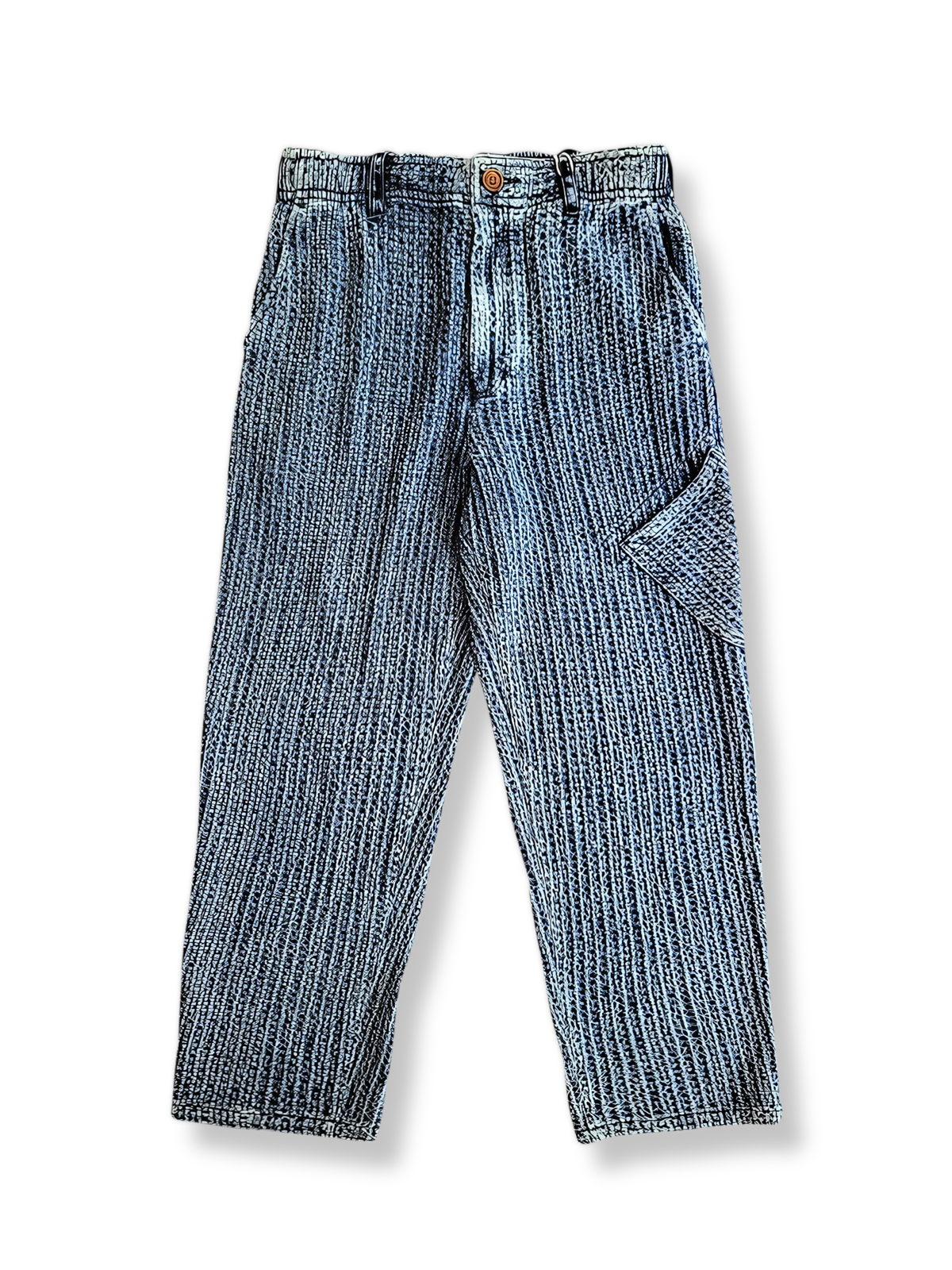 藍染め刺し子素材のテクスチャが際立つカジュアルパンツ