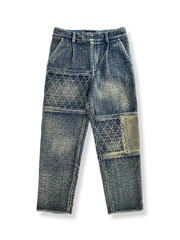 藍染刺し子パッチワークとドローストリングウエストが特徴のカジュアルパンツの全体像。