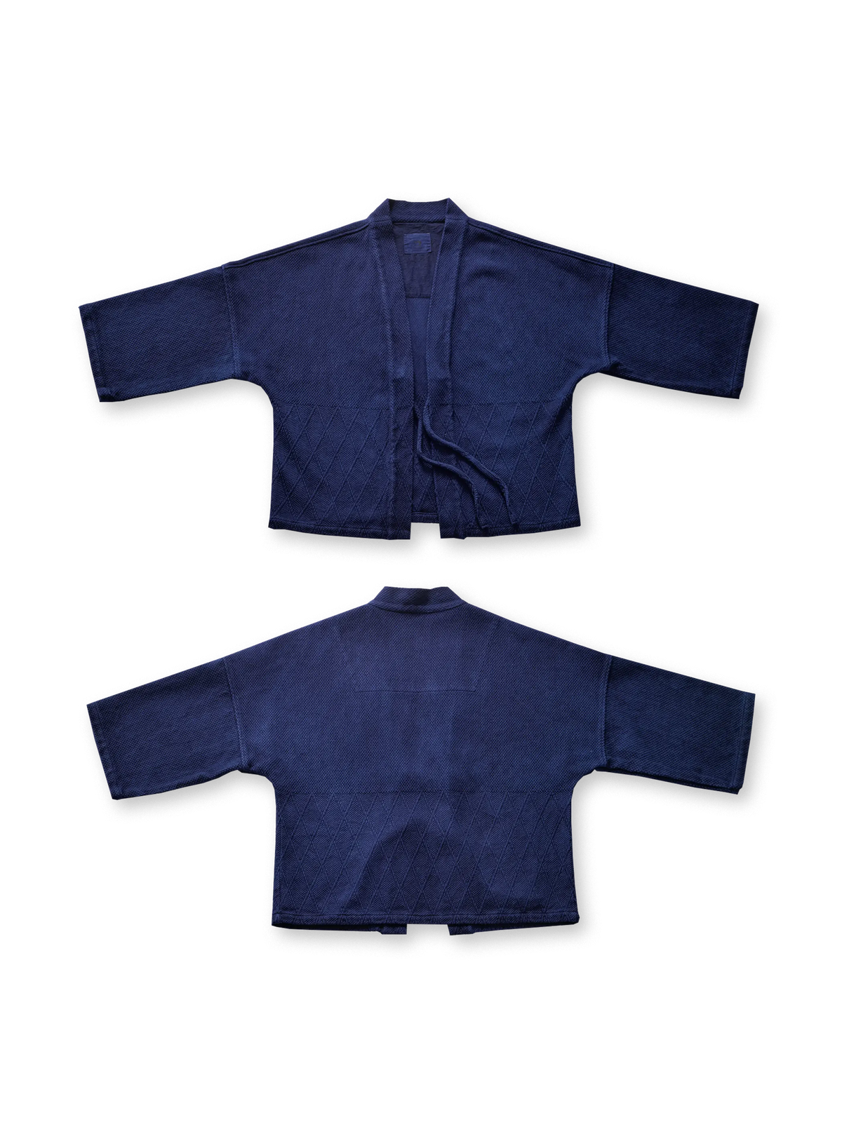 550g高密度刺し子織生地を用い、職人が手染めした深い藍色のはんてんジャケット。ワイドシルエットと伝統的な紐結びで和風のリラックスしたデザイン。