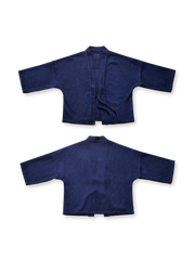 550g高密度刺し子織生地を用い、職人が手染めした深い藍色のはんてんジャケット。ワイドシルエットと伝統的な紐結びで和風のリラックスしたデザイン。