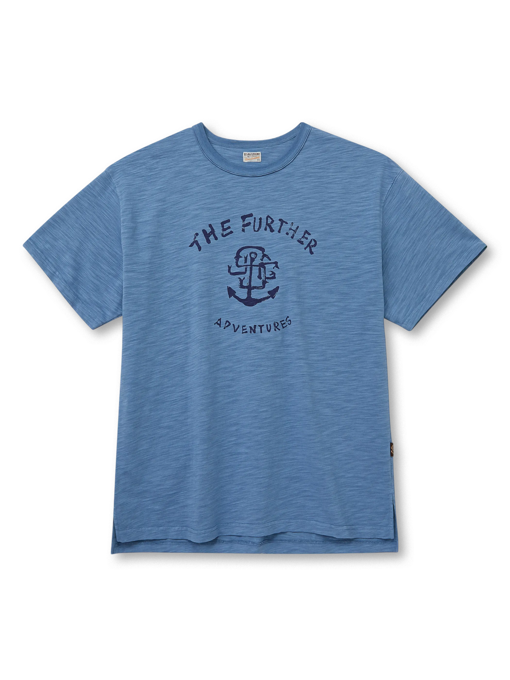 竹節糸のスラブコットン素材を使用し、藍染と水洗加工で仕上げた浅葱と紺藍の2色展開。手描き風アンカーの無手感プリントが特徴のリラックスフィットTシャツ。