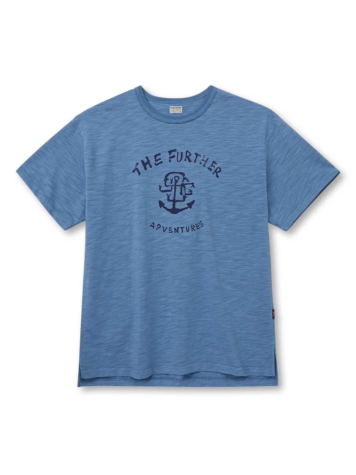 竹節糸のスラブコットン素材を使用し、藍染と水洗加工で仕上げた浅葱と紺藍の2色展開。手描き風アンカーの無手感プリントが特徴のリラックスフィットTシャツ。