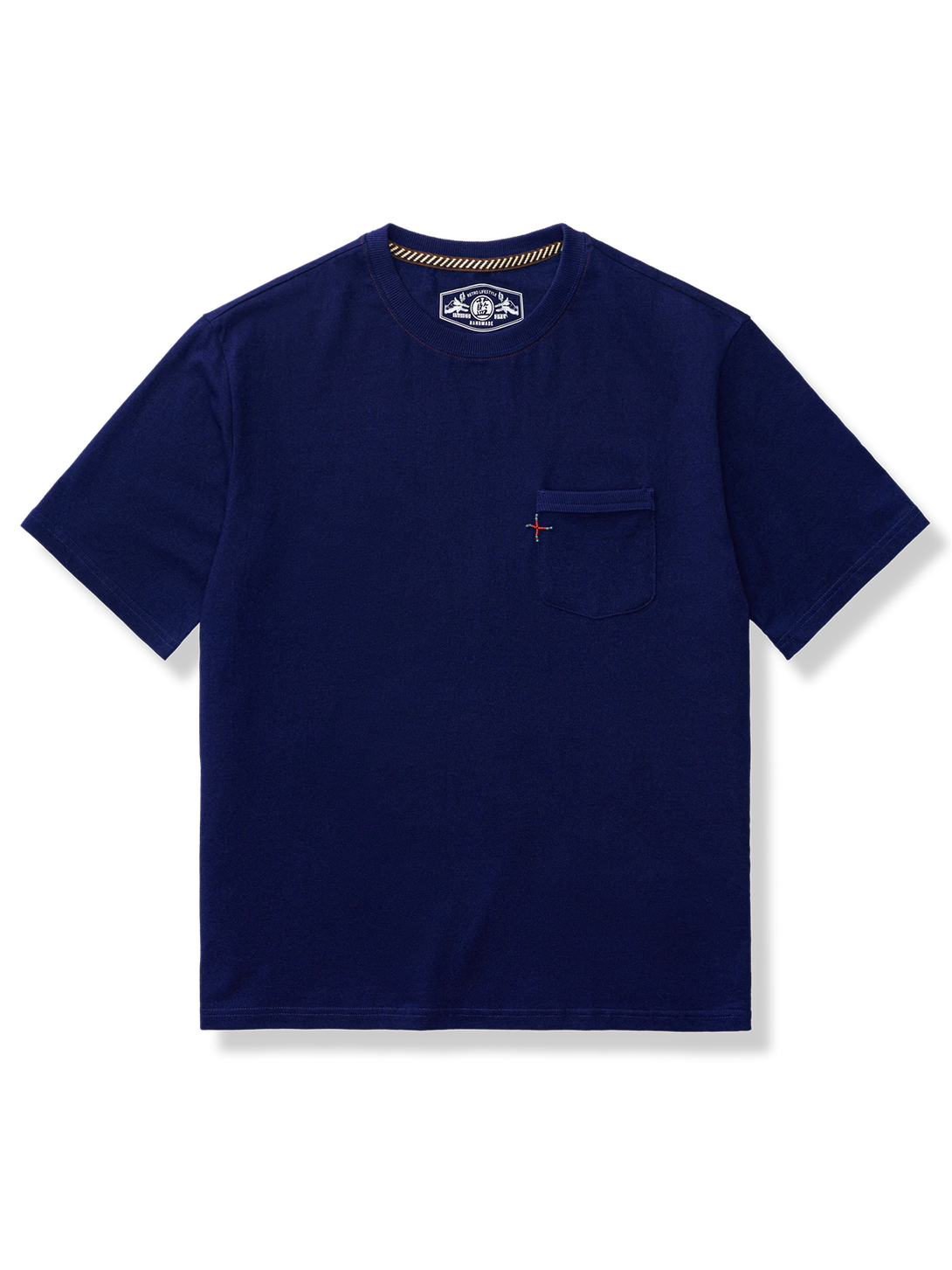 藍染めと草木染め素材、ナバホビーズ刺繍が特徴のドロップショルダー綿Tシャツ、リラックスシルエット