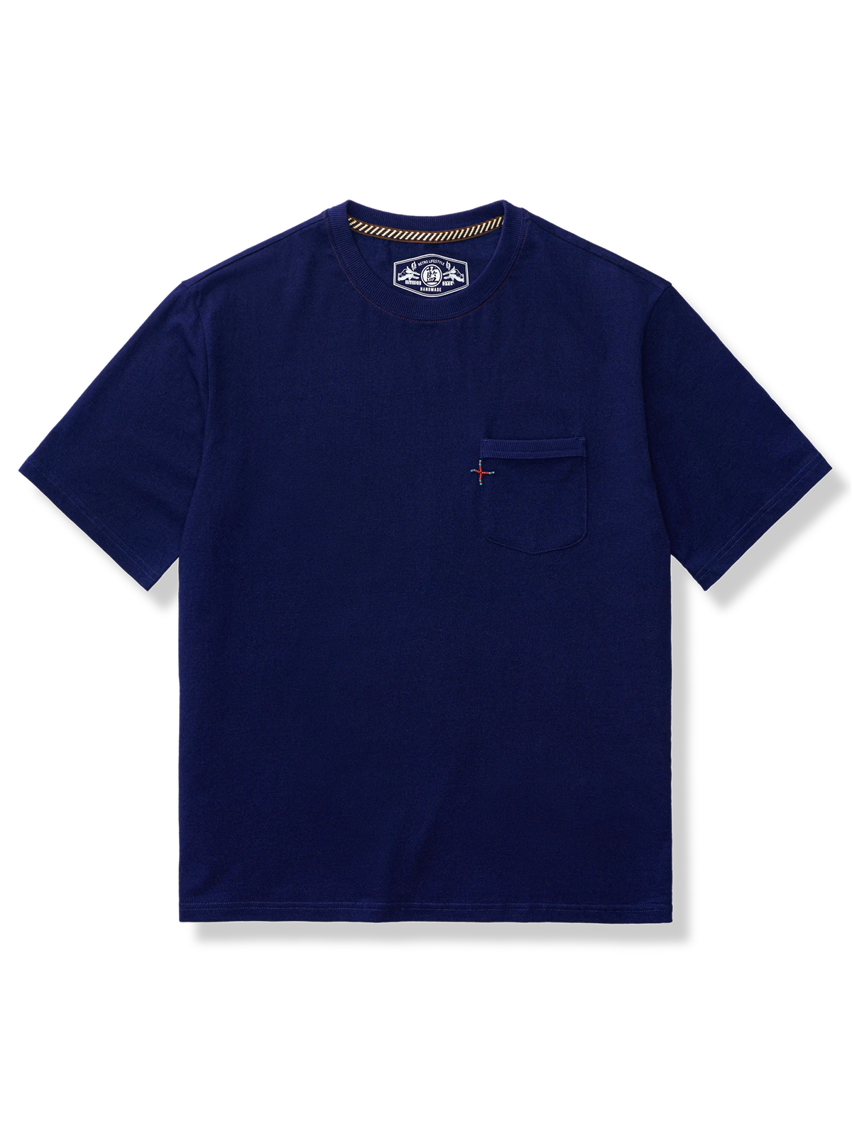 藍染めと草木染め素材、ナバホビーズ刺繍が特徴のドロップショルダー綿Tシャツ、リラックスシルエット