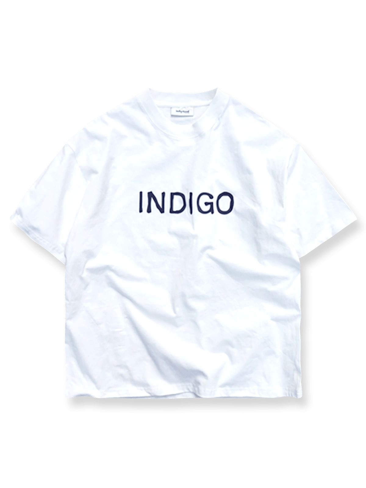 Indigohoodテーマプリントが施された半袖Tシャツの胸元が見える商品画像