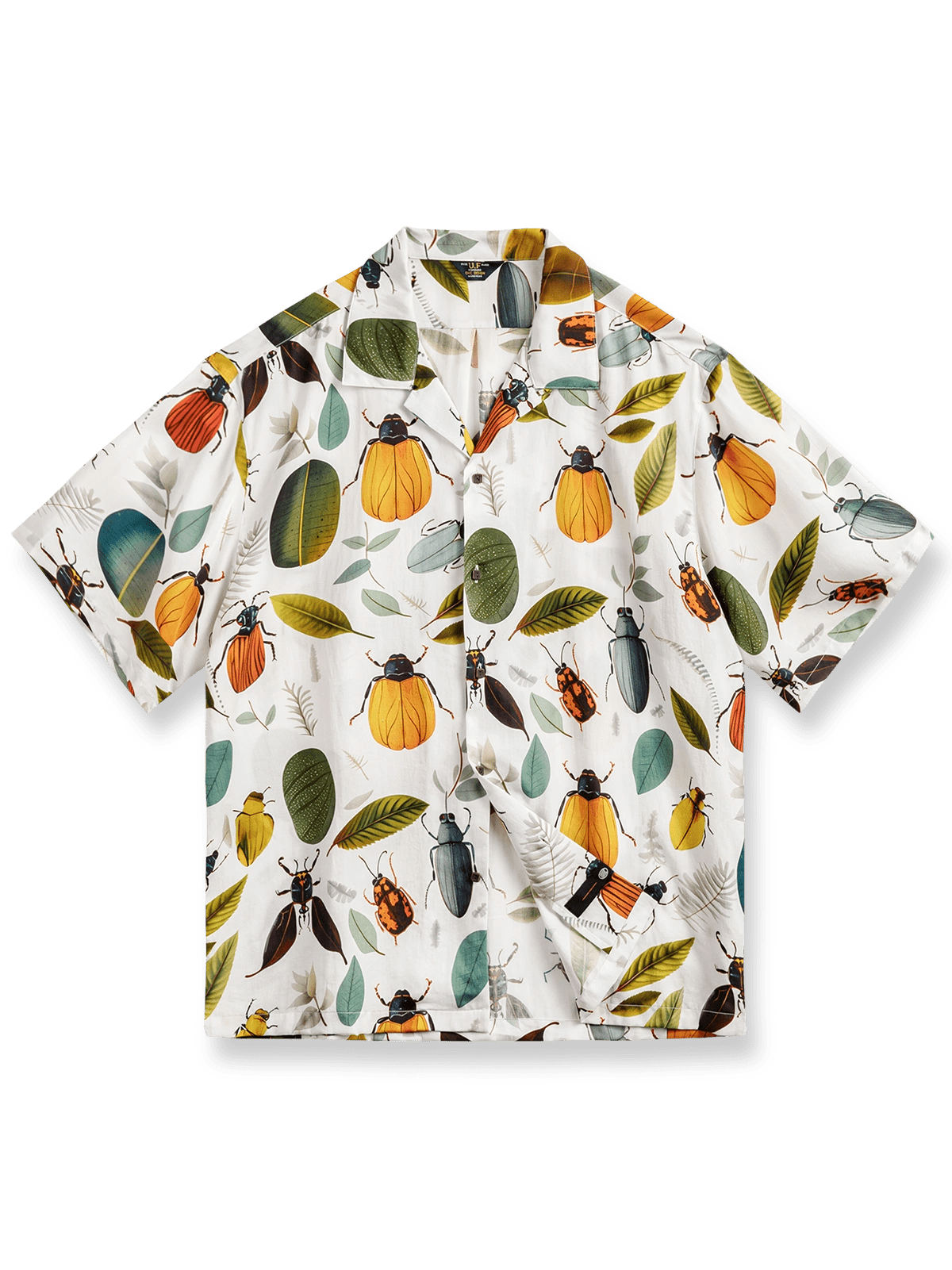 昆虫柄のトロピカルプリントとウッドボタンが特徴のレーヨン製アロハシャツ。