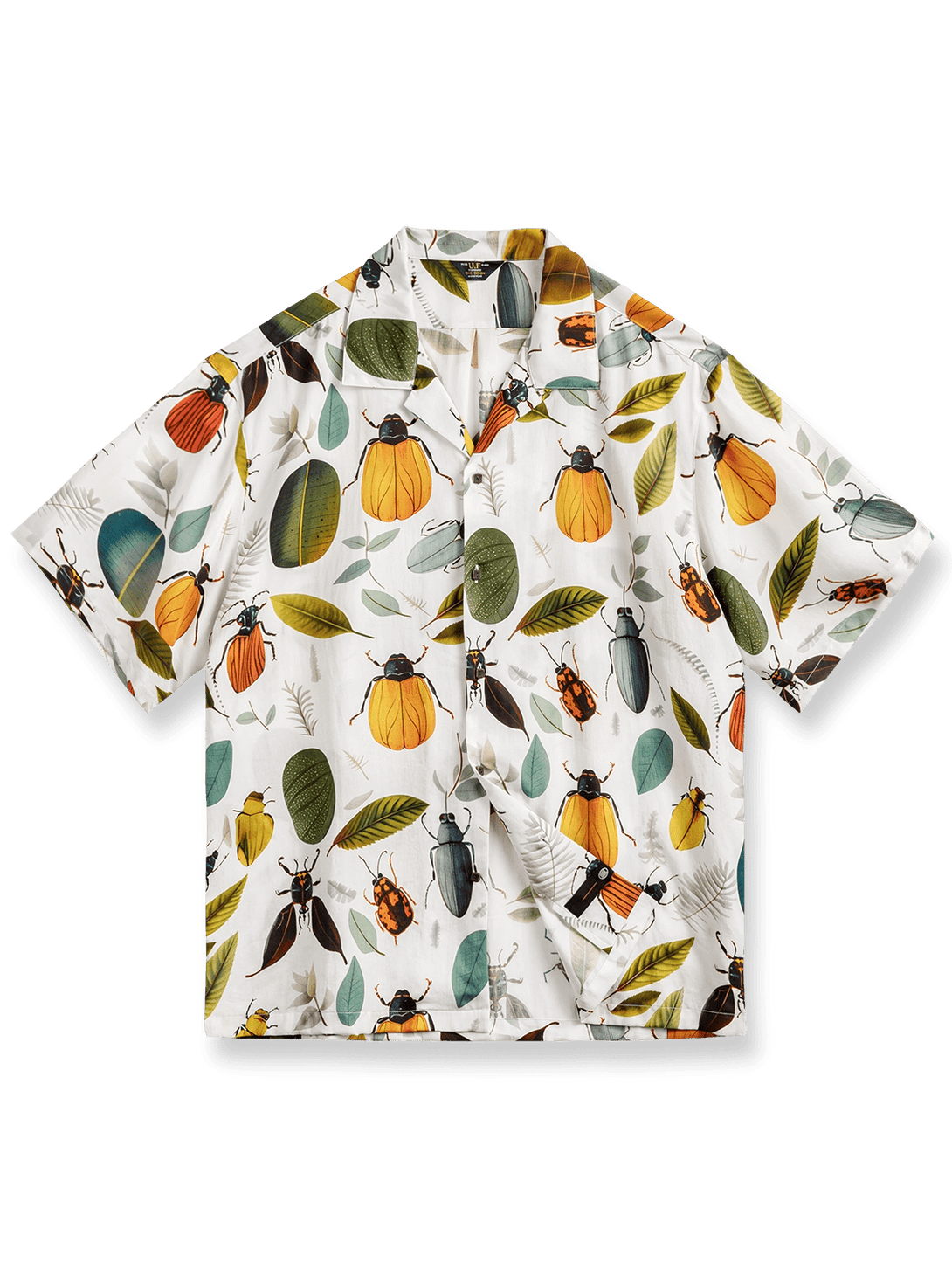 昆虫柄のトロピカルプリントとウッドボタンが特徴のレーヨン製アロハシャツ。
