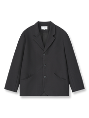 不規則なカーブラインのパネルドデザインと隠しポケットが特徴のダークグレー長袖スーツの全体像。