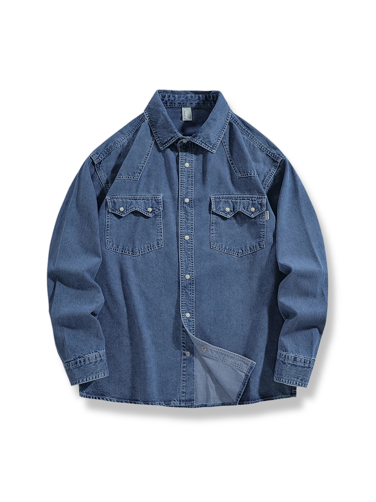 白いボタンと不規則ポケットが特徴のウォッシュドデニムシャツ。