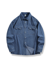 白いボタンと不規則ポケットが特徴のウォッシュドデニムシャツ。