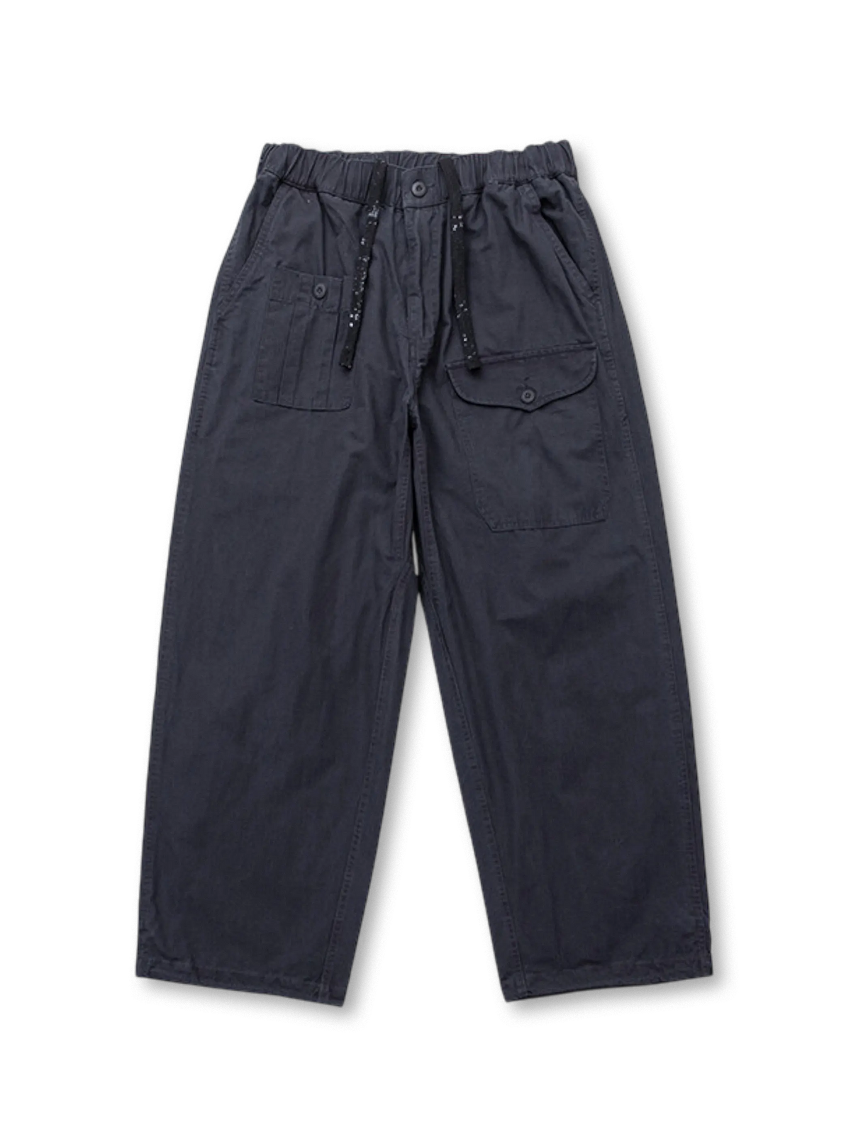 左右異形ポケットとチェック柄生地が特徴のワイドカーゴパンツ