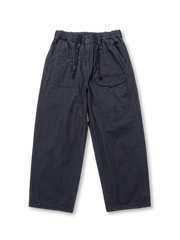 左右異形ポケットとチェック柄生地が特徴のワイドカーゴパンツ