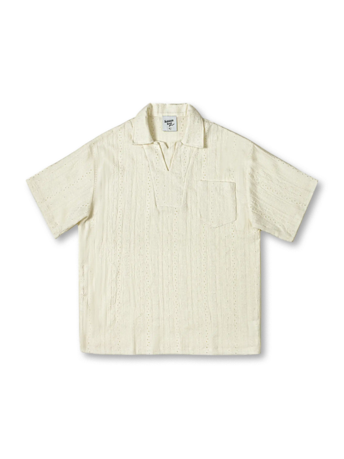 イタリアンジャカードとレース透かし柄が特徴のクラシカルポロシャツ。夏に快適な素材で実用的な胸ポケット付き