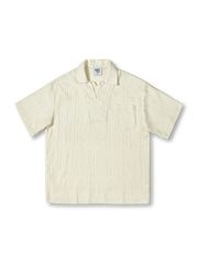 イタリアンジャカードとレース透かし柄が特徴のクラシカルポロシャツ。夏に快適な素材で実用的な胸ポケット付き