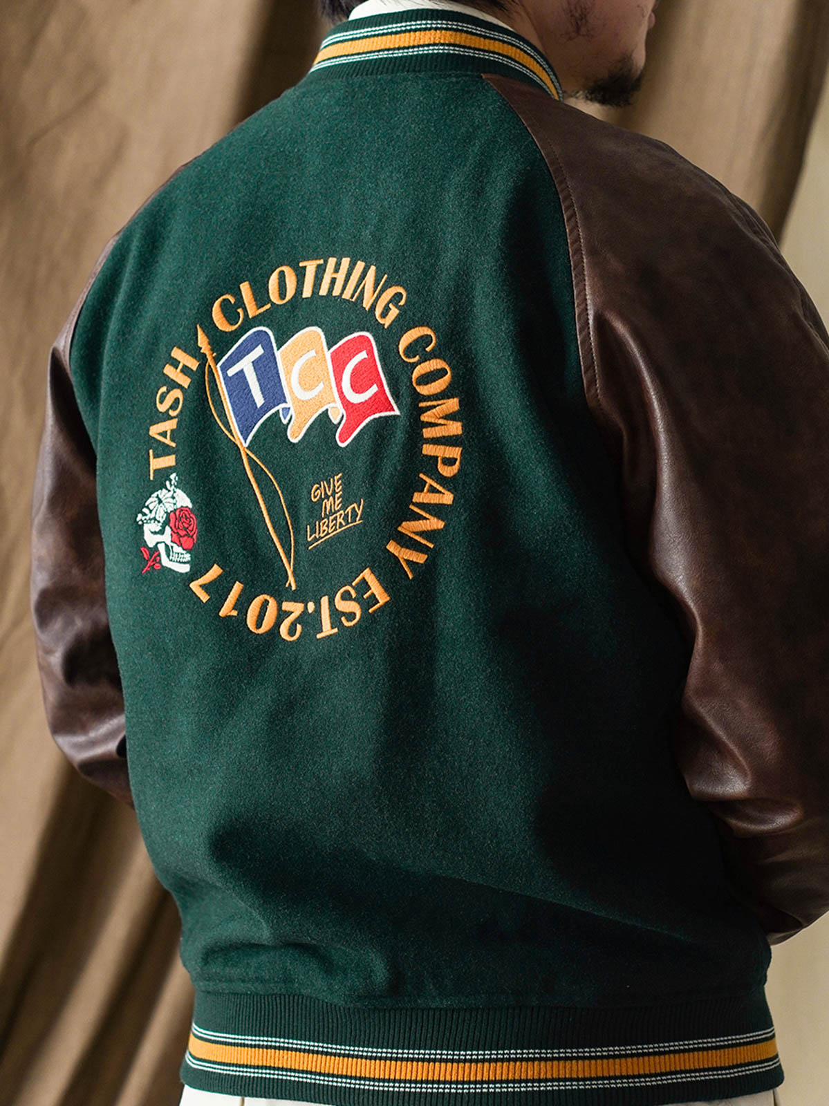 モデルがIVY常青藤ジャケットを着用し、ヴィンテージアカデミックスタイルとクラシックな魅力を表現。