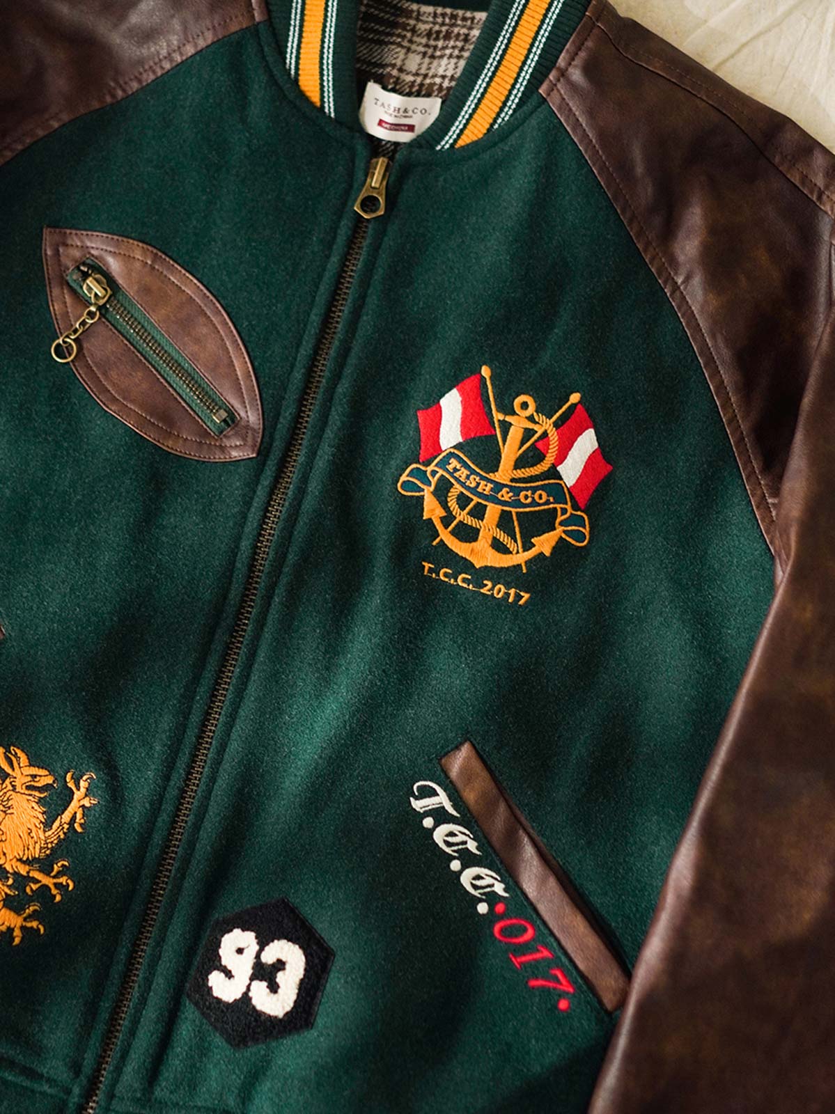 ジャケットのディテール。IDEAL社製銅製ジッパーとレザーの袖を示す。